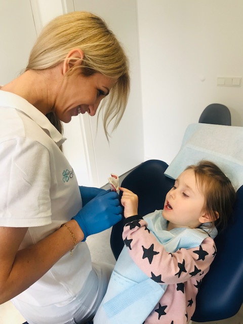 kiedy pójść z dzieckiem na pierwszą wizytę do ortodonty